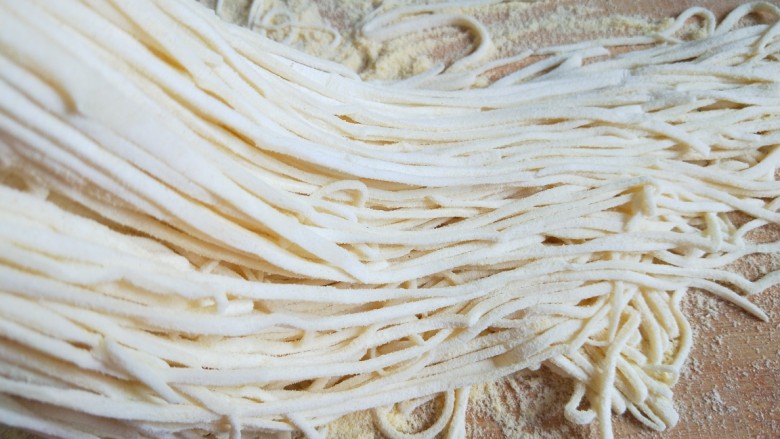 正宗手擀豆角焖面,在中间抻起面条抖一抖玉米粉。