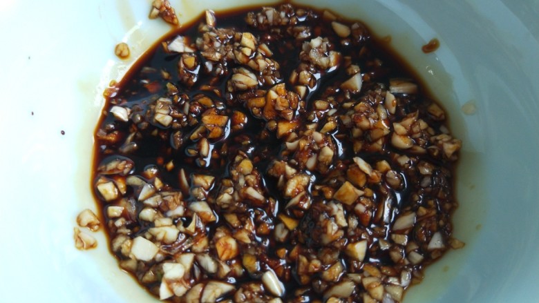 正宗手擀豆角焖面,放入碗中加入适量酱油，适量醋调成汁。