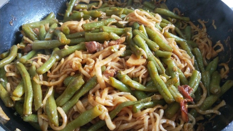 正宗手擀豆角焖面,出锅倒入蒜醋汁搅拌均匀即可出锅。