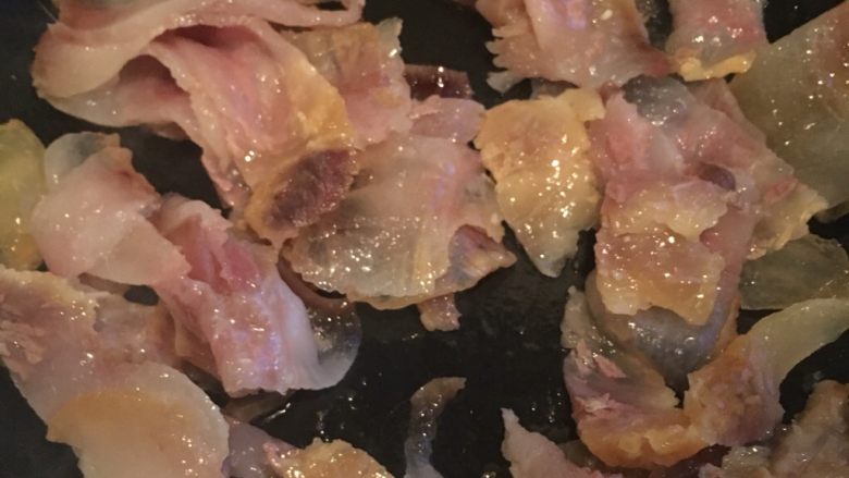 农家小炒腊肉,不用放油,腊肉油很多。