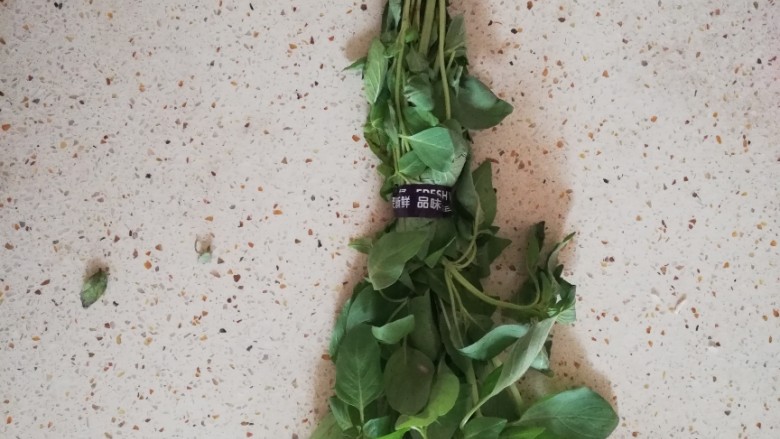 凉拌荆芥,买回来的<a style='color:red;display:inline-block;' href='/shicai/ 3759'>荆芥</a>，这是一把的量，这次买了两把