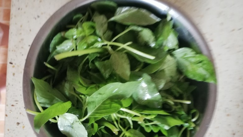 凉拌荆芥,放入适量的盐和醋，这样就拌好了