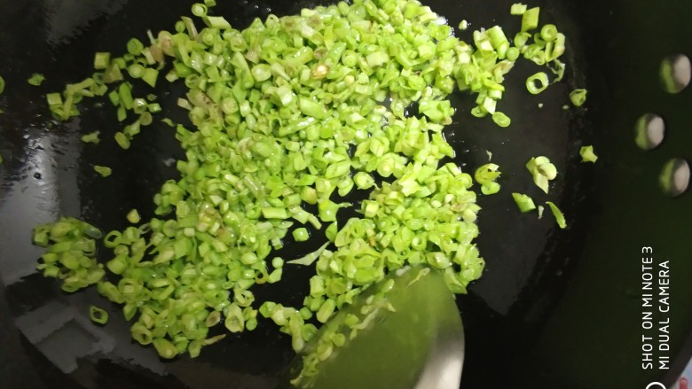 美味蛤蜊蛋花汤,锅里添加油,油均匀抹的面积大些,放入切碎豆角炒熟
