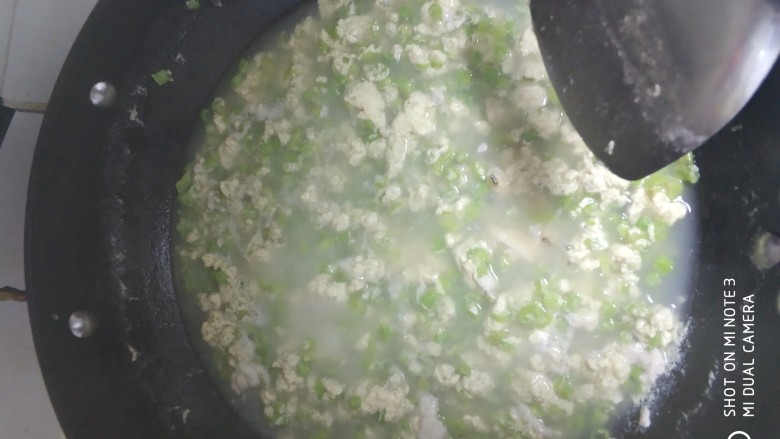 美味蛤蜊蛋花汤,直至鸡蛋凝固成堆,再加入蛤蜊肉,喝鸡汤继续搅拌