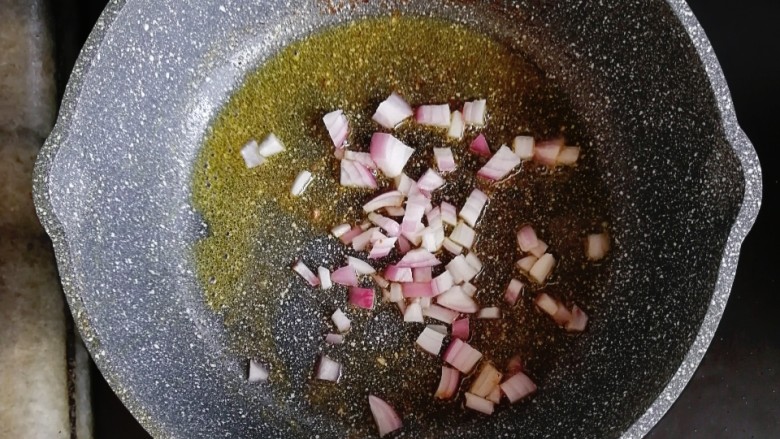 宝宝辅食—鹅肝豆腐蔬菜汤面,直接用煎鹅肝出的油,倒入洋葱炒香