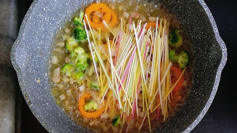 宝宝辅食—鹅肝豆腐蔬菜汤面,清水煮开后,放入<a style='color:red;display:inline-block;' href='/shicai/ 4687'>面</a>条