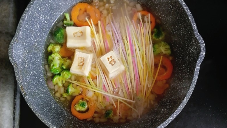 宝宝辅食—鹅肝豆腐蔬菜汤面,面条煮软后,放入3块卡通豆腐(没有卡通豆腐用普通豆腐代替也行)