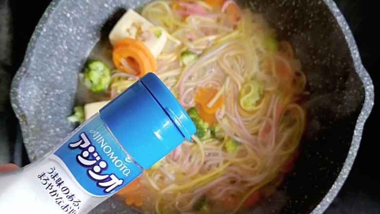 宝宝辅食—鹅肝豆腐蔬菜汤面,食材全熟后,撒适量的盐调味出锅