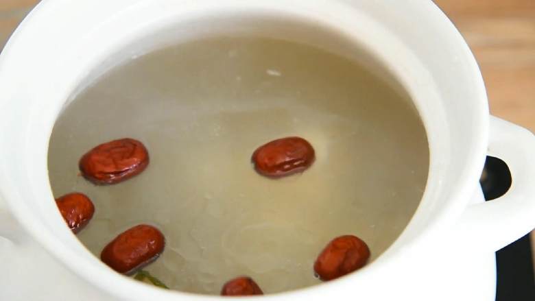 排骨山药汤—熬夜看世界杯,赶紧炖锅汤滋补一下,加入山药、红枣,小火继续炖20分钟。
