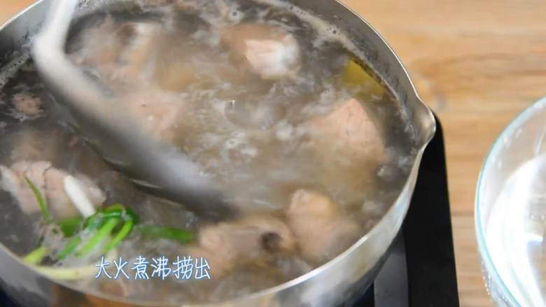 排骨山药汤—熬夜看世界杯,赶紧炖锅汤滋补一下,大火煮沸捞出,过清水洗净沥干。