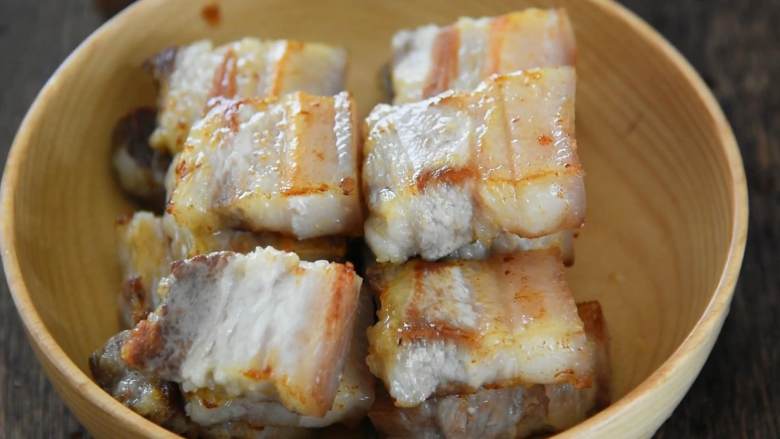 肥而不腻，鲜嫩香软，居家必学的红烧肉做法,装盘备用