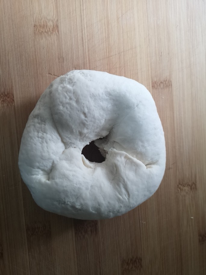 素三鲜水饺,在面团中间戳和洞,用手把洞一点一点揉大