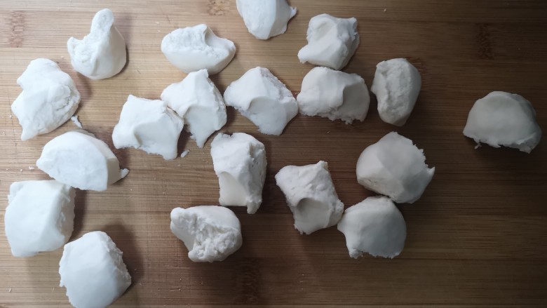 素三鲜水饺,分成大小均匀的小面块