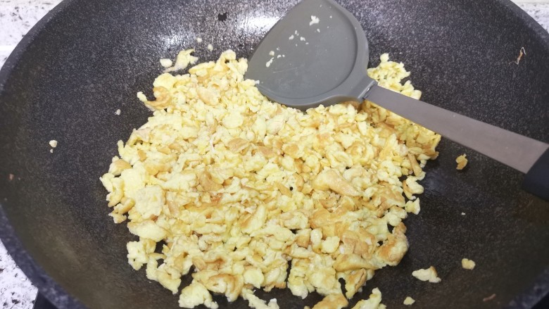 素三鲜水饺,鸡蛋炒成碎丁,凉凉备用