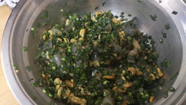 素三鲜水饺,放入调料拌馅,注意多放点食用油因为这个馅有点素