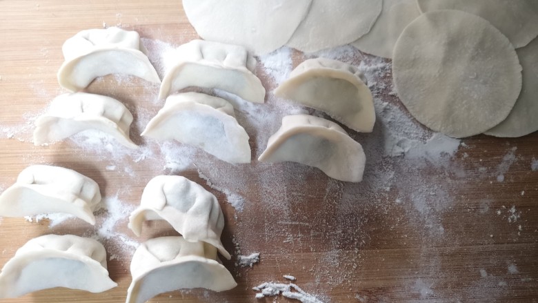 素三鲜水饺,包饺子,烧热水,水开了下饺子煮熟即可捞出,用冷水过一下,饺子劲道且不粘连