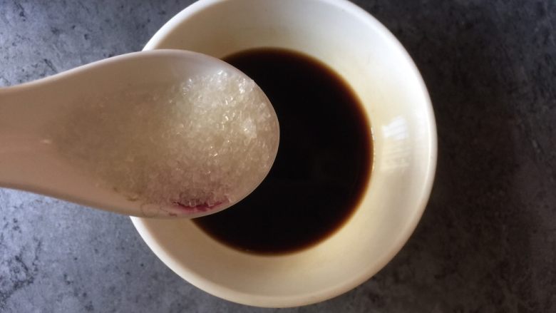 醋溜白菜,将陈醋倒入碗中,加入白糖