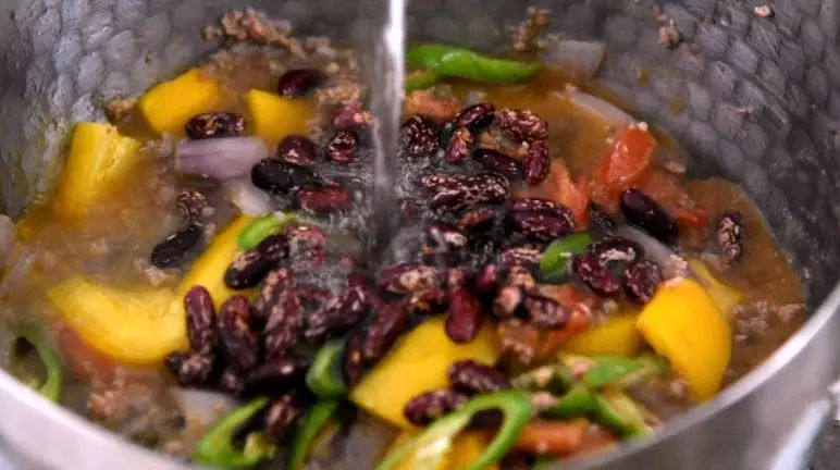 墨西哥著名的辣椒牛肉酱汤的做法,入甜椒、青尖椒、红肾豆,再倒入清水