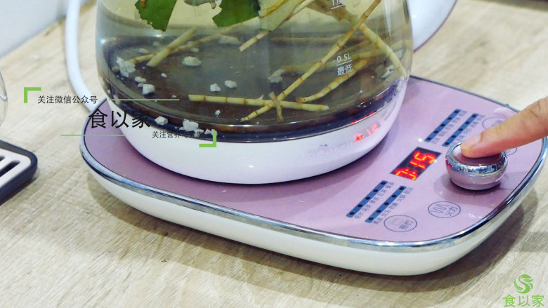 夏季常见证中药茶饮,白茅根清热茶
新鲜白茅根30克,茯苓15克,荷叶3克。
茯苓捣碎,与白茅根,荷叶一起煎煮15分钟饮用。
可以让夏日的身体
不沉重黏腻,清爽松快。
据说体内湿热重的人,
喝白茅根水会觉得特别甜。