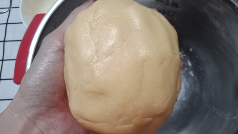菠萝酱饼干,用手按成团，包上保鲜膜放冰箱冷藏20分钟。