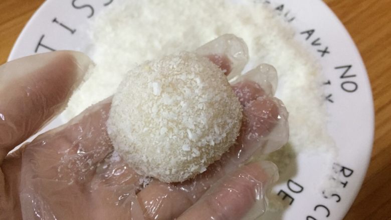 零失败-芒果椰香糯米糍,直接搓圆,在椰蓉盘里打个滚,芒果椰香糯米糍就欧了。