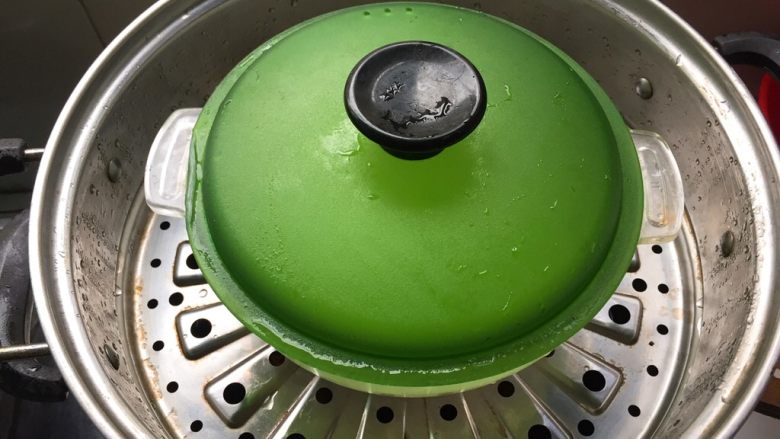 零失败-芒果椰香糯米糍,冷水上锅蒸20分钟左右,记得要盖好盖子哦。