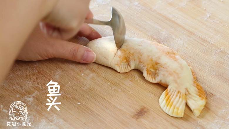 肥嘟嘟鱼馒头 4岁以上,做鱼头部分。用勺子压出鱼头和鱼嘴,点上<a style='color:red;display:inline-block;' href='/shicai/ 3607'>红豆</a>当鱼眼睛。