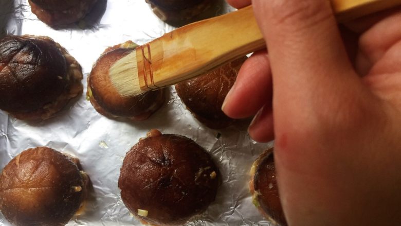 香菇烤肉,在香菇表面也刷上一层薄油,放入预热好的烤箱,中层,180度,25分钟(具体时间、温度请根据自家烤箱设定)