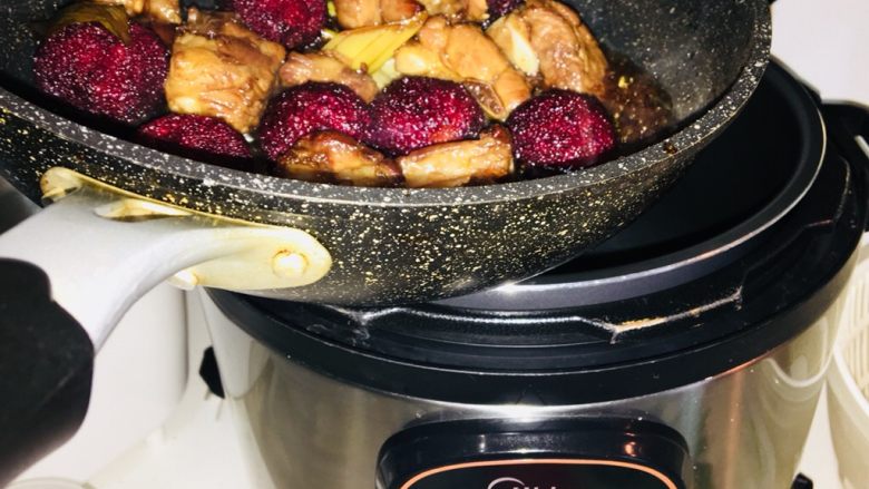 电压锅版杨梅仔排,将所有食材一同倒入电压锅,无需再加水喽