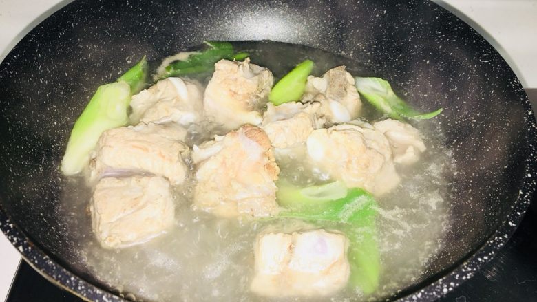电压锅版杨梅仔排,直至排骨变色,去血水去腥