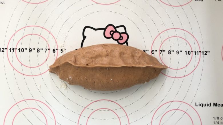 蔓越梅绿豆沙西瓜软欧包,11、卷起来,捏紧收口。