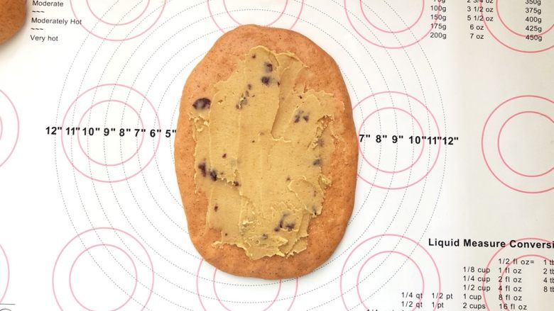 蔓越梅绿豆沙西瓜软欧包,10、取一份擀成牛舌状,用抹刀抹上一层蔓越梅绿豆沙。