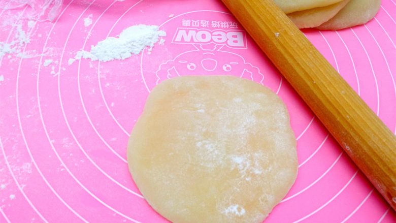 奥利奥雪媚娘大福雪胖子,把雪媚娘皮,分成大概30克左右一个,新手也可分大个一些,皮大容易包,一定要截手套操作,不然会很沾,如果用太多手粉,就会影响口感哦,