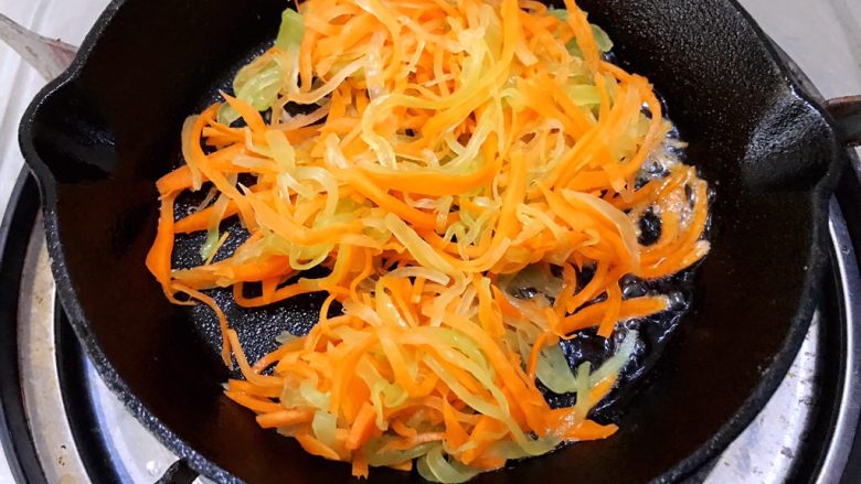 鲜蔬抱蛋虾仁,锅里重新加少许底油,加入蔬菜丝翻炒均匀后铺平