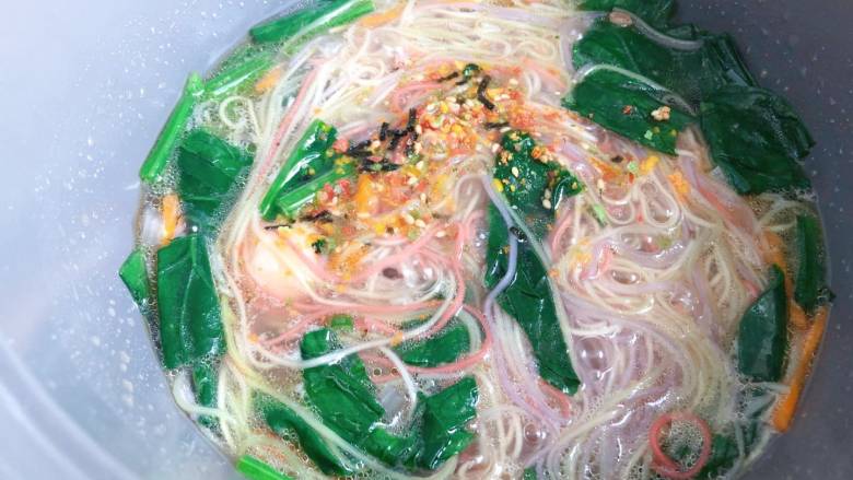 【宝宝辅食】芝士虾丸菠菜面,再放入半包拌饭料(可以不放,也可以用虾皮粉替代),不放盐也非常鲜美哦
