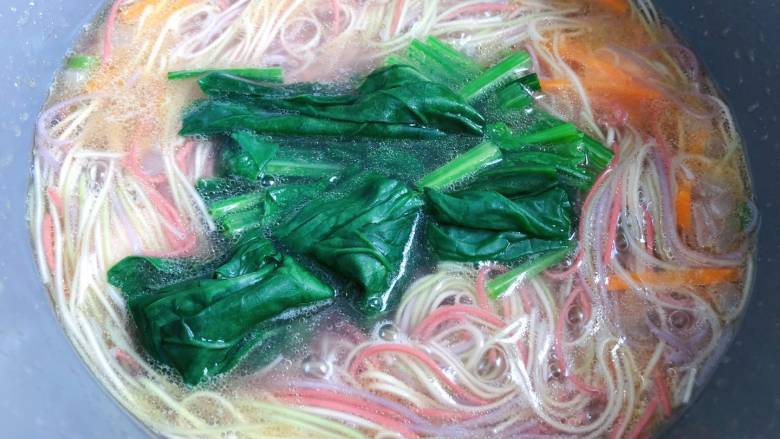 【宝宝辅食】芝士虾丸菠菜面,临出锅前放入菠菜,再煮1分钟即可