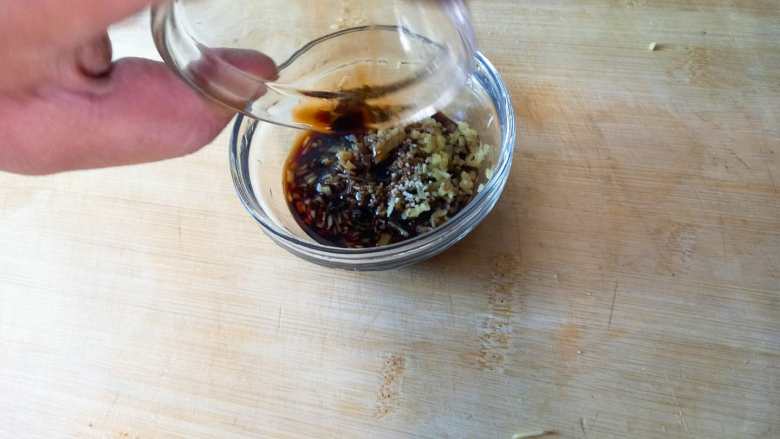 姜汁秋葵,倒入味极鲜