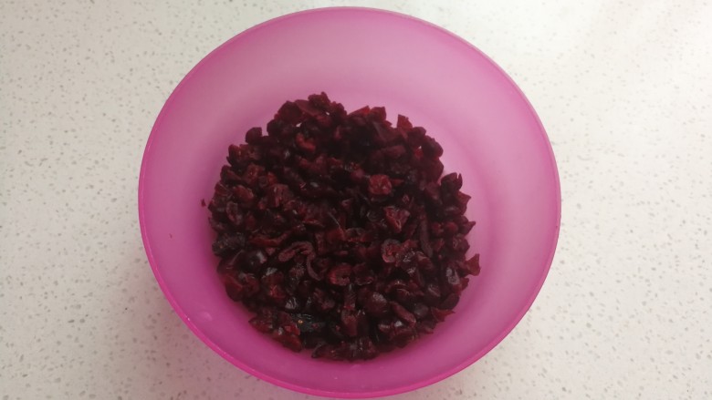 清凉甜点~蔓越莓绿豆糕,蔓越莓适量先用刀切碎待用。