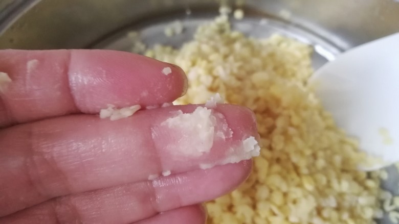 清凉甜点~蔓越莓绿豆糕,泡发好的绿豆放入蒸锅蒸30分钟左右,蒸至手一捏成粉状状态即可。
