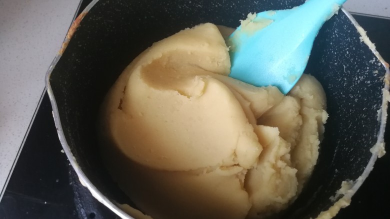 清凉甜点~蔓越莓绿豆糕,一直要炒到这种能抱团的状态,然后关火晾至温凉。