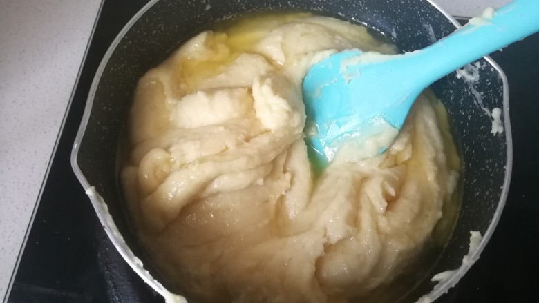清凉甜点~蔓越莓绿豆糕,然后倒入绿豆泥小火翻炒,炒至黄油和绿豆泥充分融合。