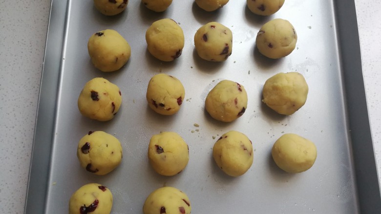 清凉甜点~蔓越莓绿豆糕,然后把绿豆沙分成每份重约30克左右的小团搓圆。(也可以根据自己的喜好,做成40克或50克都可以)