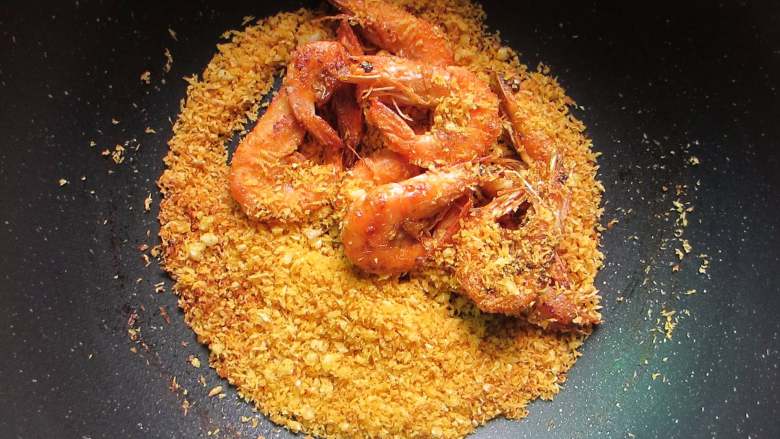 避风塘香酥虾,将酥脆的虾倒入锅中继续翻炒