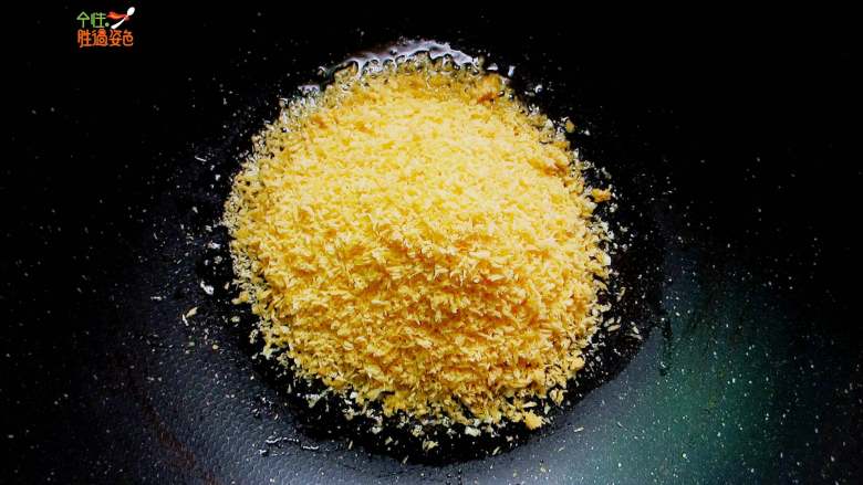 避风塘香酥虾,加入<a style='color:red;display:inline-block;' href='/shicai/ 588'>面包糠</a>稍微翻炒一下