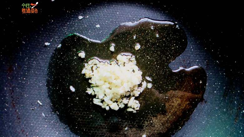 避风塘香酥虾,锅内倒入姜蒜末爆香