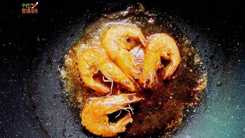 避风塘香酥虾,炒锅加热，锅热后倒入少许油，大火烧热至7成热，将虾倒入油锅