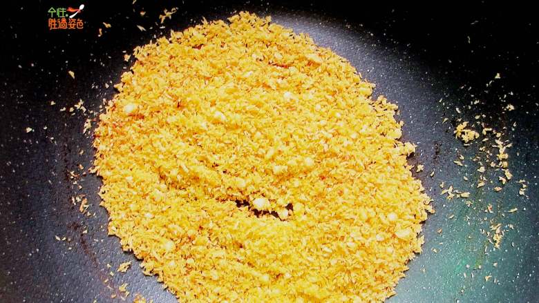 避风塘香酥虾,小火炒至面包糠变为金黄色，炒至酥脆