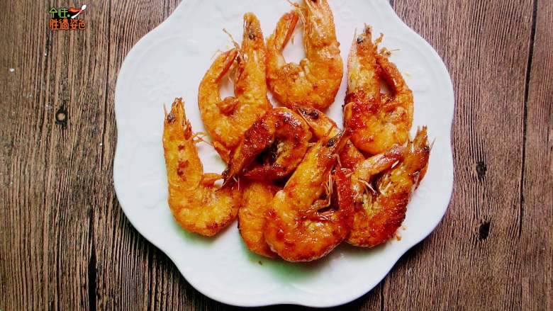 避风塘香酥虾,煎至虾壳松脆，捞出控油