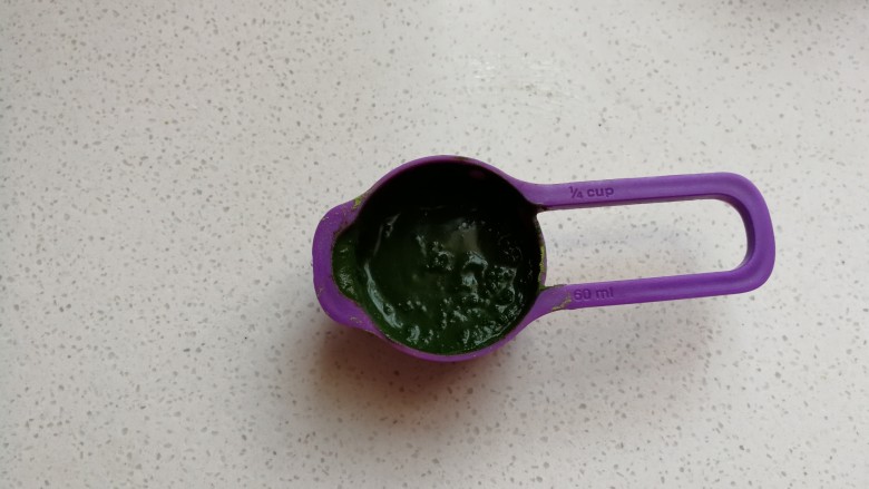 足球慕斯蛋糕卷,接下来先做蛋糕底:抹茶粉先用少许开水融开。