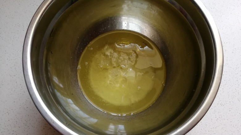 足球慕斯蛋糕卷,蛋清分离在无水无油的干净容器中,分次加入白糖和适量柠檬汁进行打发。